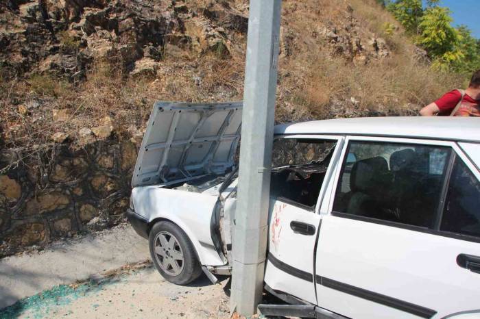 Bilecik’te Kontrolden Çıkan Otomobil Aydınlatma Direğini Çarptı, 2 Kişi Yaralandı