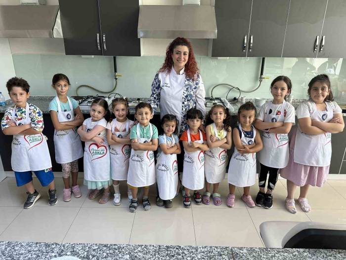 Minik Şefler Anneleri İle Birlikte Pizza Yaptı