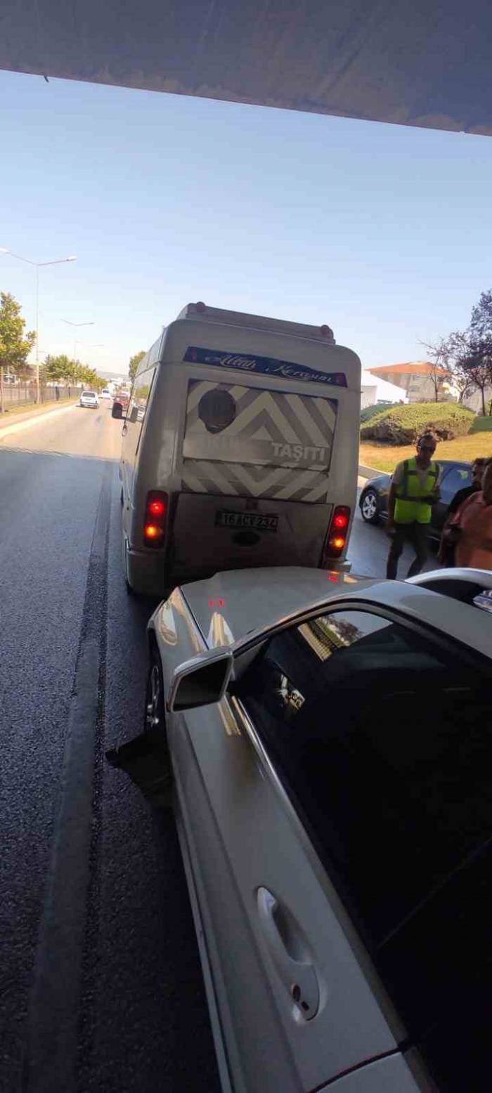 Bursa’da Otomobil Servis Midibüsü İle Çarpıştı: 5 Yaralı