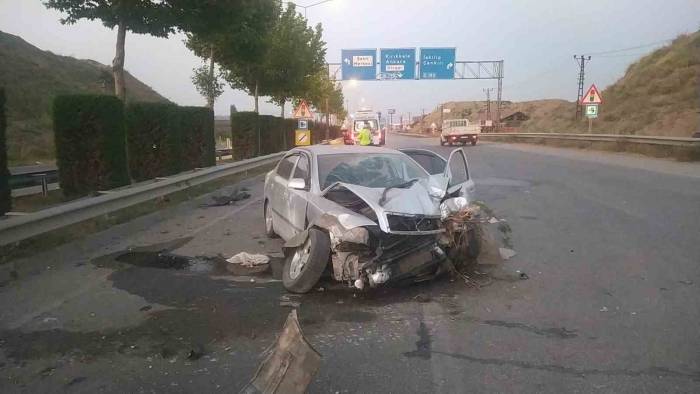 Kontrolden Çıkan Otomobil Bariyerlere Çarptı: 3 Yaralı