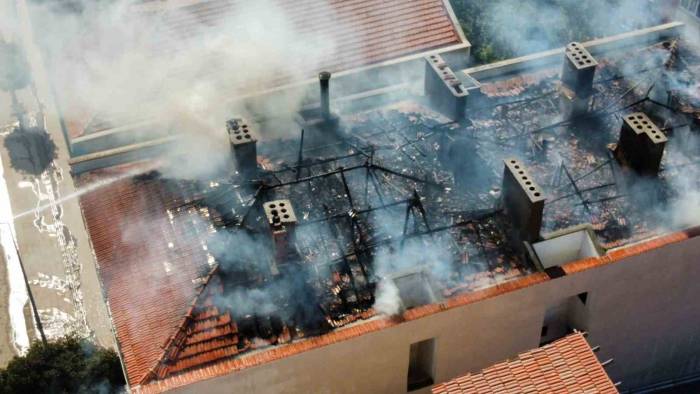 Apartman Çatısı Yandı, 1 Kişi Dumandan Etkilendi