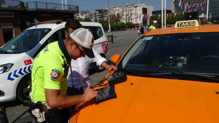 Taksim’deki Denetimde 4 Taksiye Para Cezası Kesildi