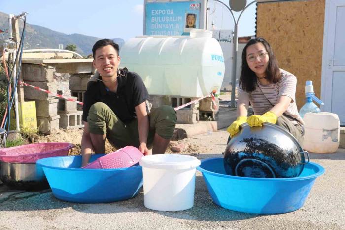 Dünyanın Dört Bir Yanından Gelip Enkaz Kentte Bulaşığın Başına Geçtiler