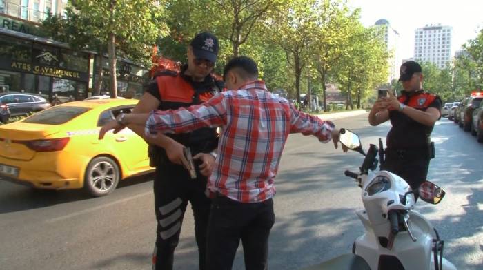 Esenyurt’ta Denetimlerde Bir Şahsın Üzerinden Ruhsatsız Tabanca Çıktı