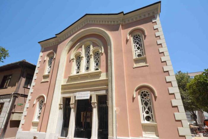 Gemlik’in Sembollerinden Balıkpazarı Camii Yeniden İbadete Açılıyor