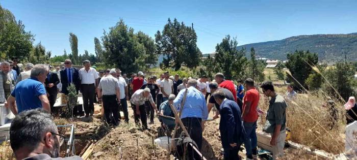 Hayat Tecrübeleriyle Televizyon Programına Konuk Olmuşlardı, Kötü Bir Sonla Bugün Yan Yana Toprağa Verildiler