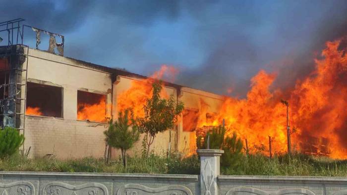 Kastamonu’da Ahşap Kapı Fabrikası Alevlere Teslim Oldu