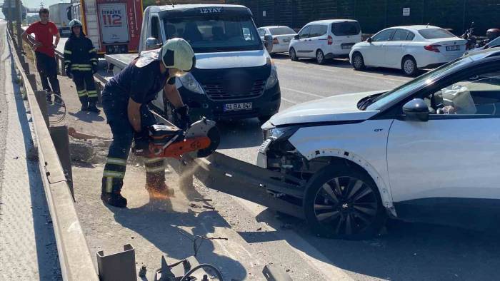 Otomobil Bariyerlere Ok Gibi Saplandı:1 Yaralı