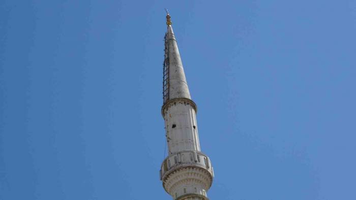 Yıkılan Caminin Minaresindeki Hilali Almak İçin Her Gece Minareye Tırmanıyor