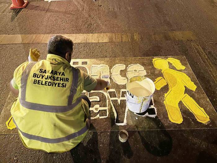 Yaya Geçitlerindeki Silinmiş Çizgiler Yenileniyor