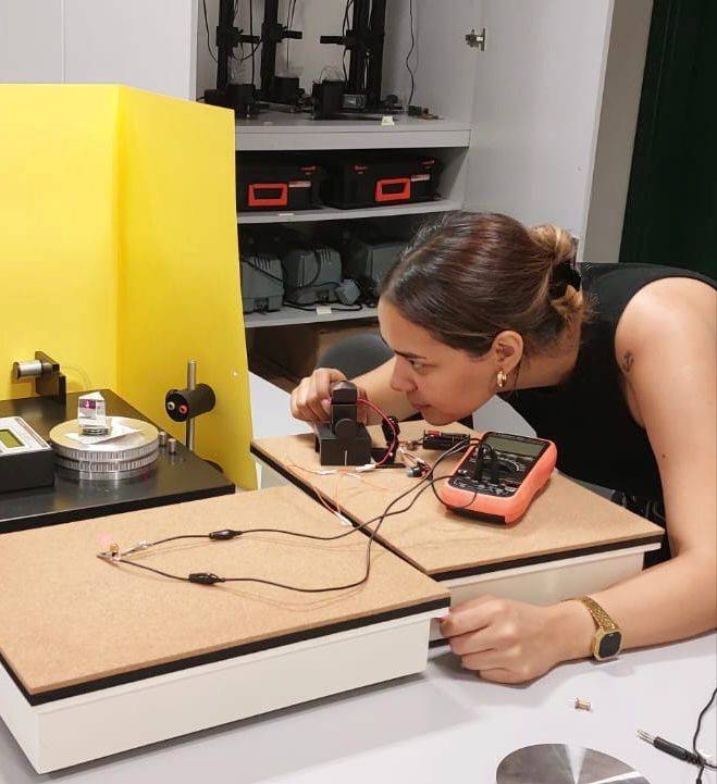 Fiziği Sevdi, Çocukluk Hayalinden Vazgeçti