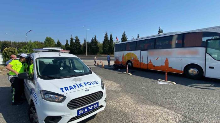 Yolcu Otobüsünün Altında Kalan Motosikletlinin Ayağı Koptu