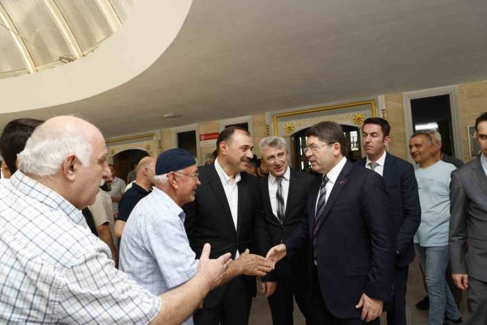 Adalet Bakanı Tunç Sakarya’da Cuma Namazı Kıldı