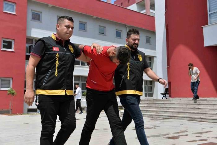 Kadının Sırt Çantasındaki Telefonu Çaldı, Önce Kameraya Sonra Polise Yakalandı