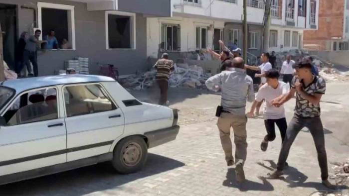 Genç Kızları Taş Ve Yumruklarla Dövdüler: 5 Yaralı