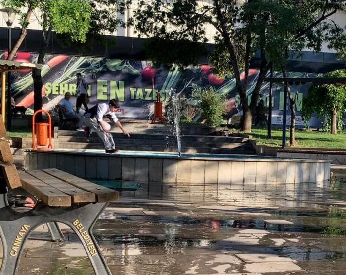 Sıcaktan Bunalan Çocukların Süs Havuzunda Tehlikeli Oyunu