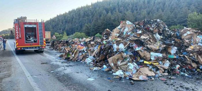 Balıkesir’de Seyir Halindeki Tır Alev Topuna Döndü