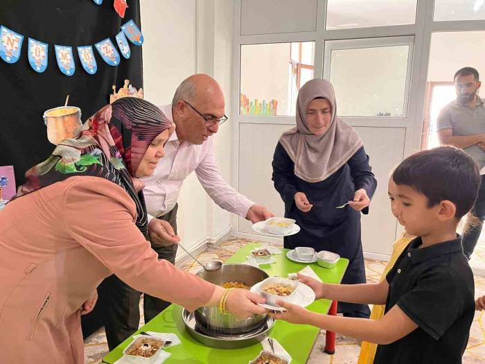 Kur-an Kursu Öğrencilerine Aşure Dağıtıldı