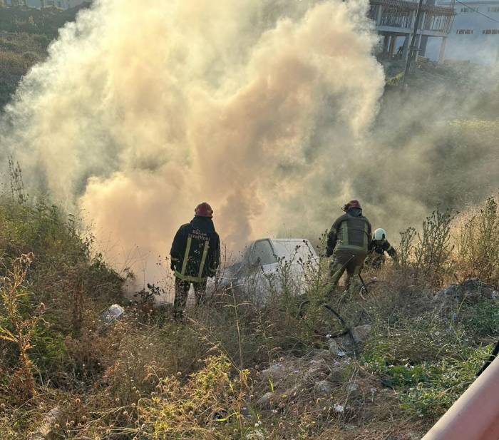 Şarampole Uçan Minibüs Alev Alev Yandı: 2 Yaralı