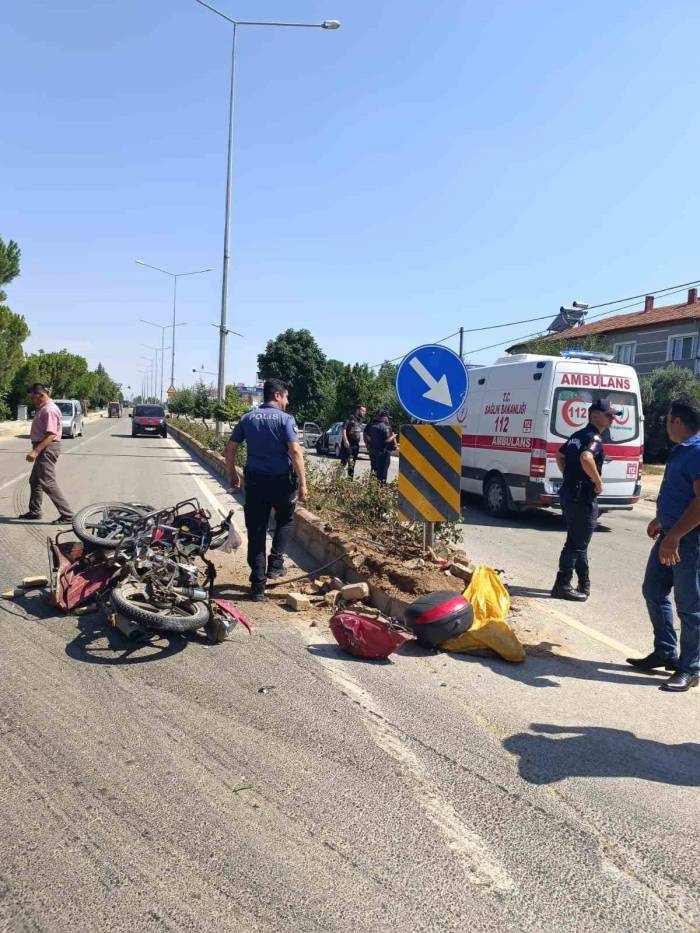 Otomobille Çarpışan Motosiklet Sürücüsü Ağır Yaralandı