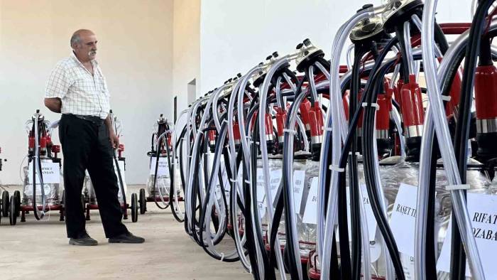 Çiftçilere Yüzde 70 Hibe İle 122 Adet Süt Sağım Makinesi Dağıtıldı