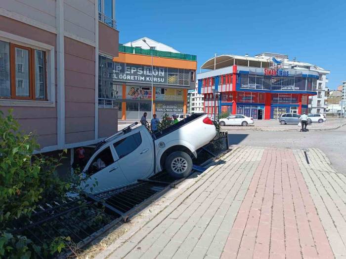 Araç Evin Bahçesine Uçtu