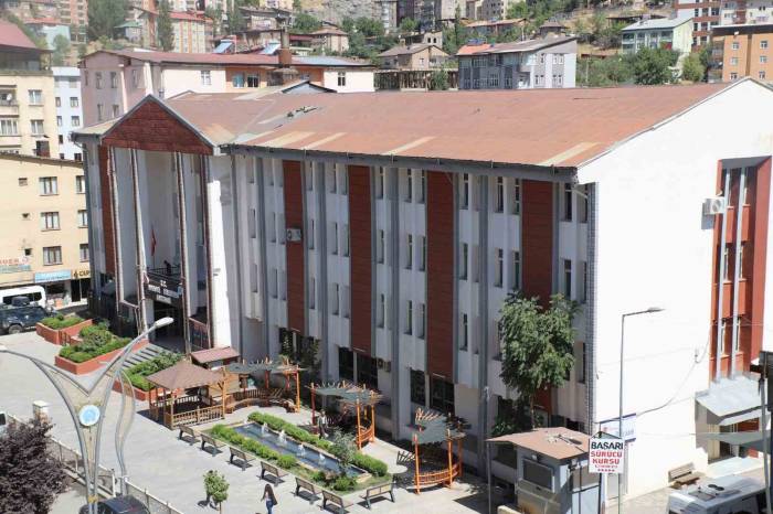 Hakkari’de Depreme Dayanıksız Cami İbatede Kapatıldı