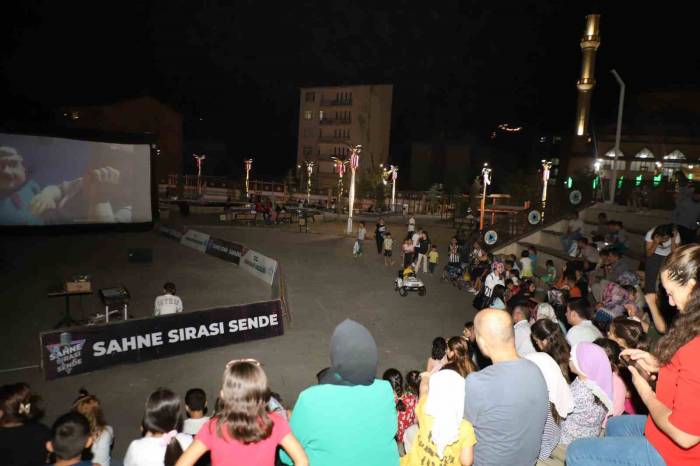 Hakkari’de "rafadan Tayfa 3" Filmi İzletildi