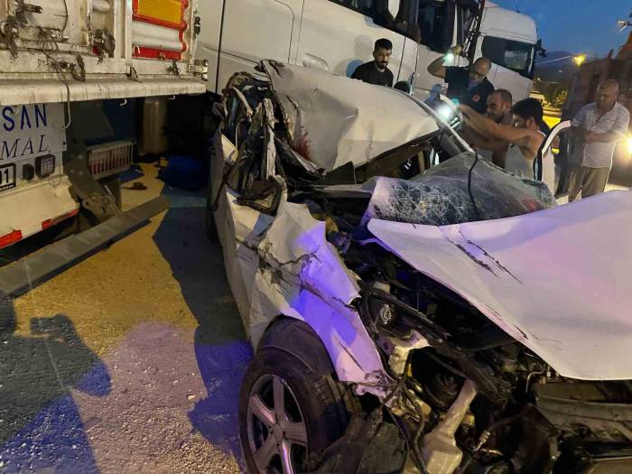 Park Halindeki Tıra Çarpan Otomobil Hurdaya Döndü: 2 Ölü, 2 Yaralı