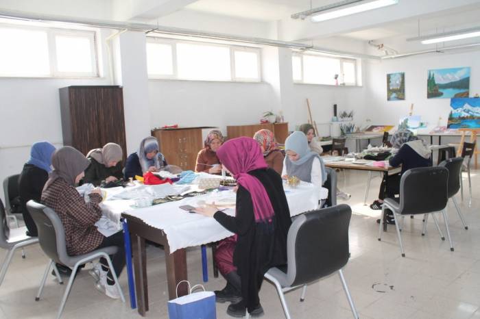 Hünerli Kadınlar Hem Üretiyor Hem De Ev Ekonomisine Katkı Sağlıyorlar