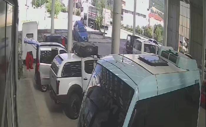 Yolu Şaşıran Sürücü Merdivenlerden İndi