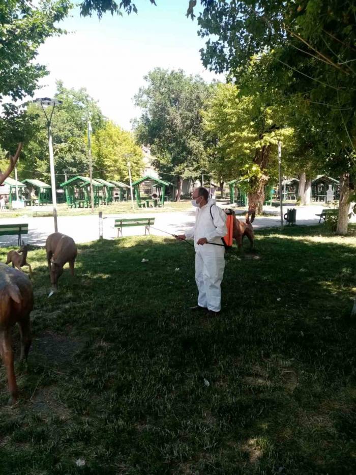 Kars Belediyesi Parka Ve Bahçeleri İlaçlıyor