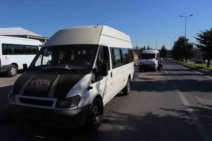 İşçi Servisleri Çarpıştı: 10 Yaralı