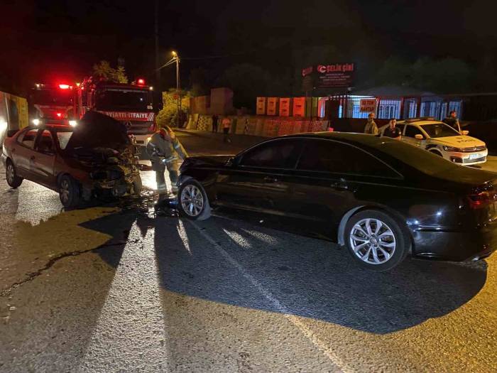 Eyüpsultan’da 2 Otomobil Kafa Kafaya Çarpıştı: 3 Ağır Yaralı