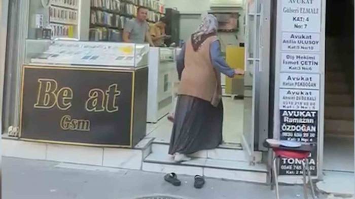 "kirlenmesin" Diye Terliklerini Çıkartarak İş Yerine Giren Yaşlı Kadın: "kızarlar Diye Korkuyorum"