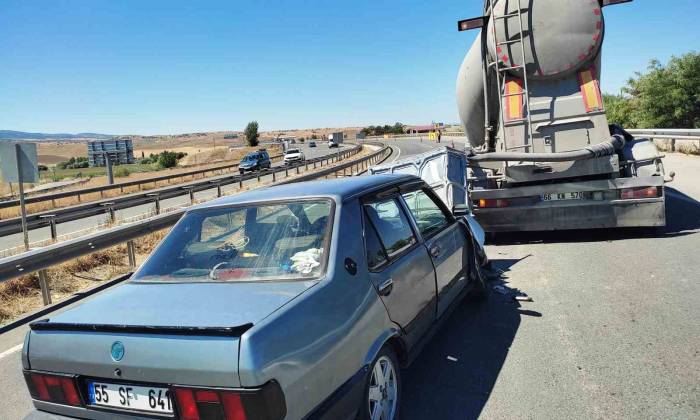 Otomobil İle Tır Çarpıştı: 2 Yaralı