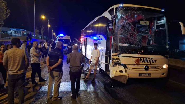 Turgutlu’da Yolcu Otobüsü Tır’a Arkadan Çarptı: 3 Yaralı
