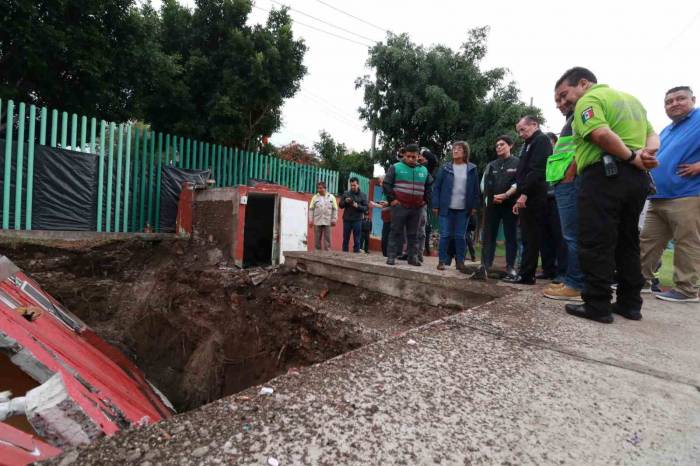 Meksika’da Bir Bina Yolda Oluşan Dev Çukurun İçine Devrildi