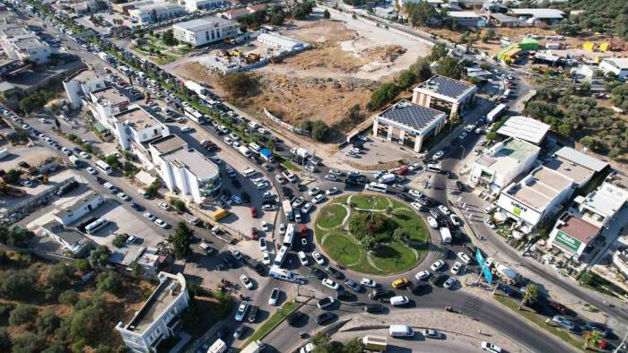 Bodrum’da Trafik Durdu, Tüm Yollar Kitlendi