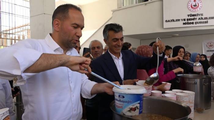 Şehitler İçin Aşure Dağıtıldı