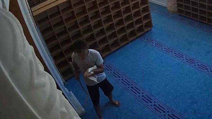 Camiye Giren Akıllı Hırsızın İlginç Anları Kamerada: Açamadığı Kapıdaki Parmak İzlerini Temizledi