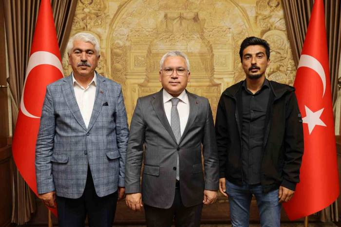 Bulduğu Yüklü Miktardaki Parayı Saymadan Sahibine Teslim Etti