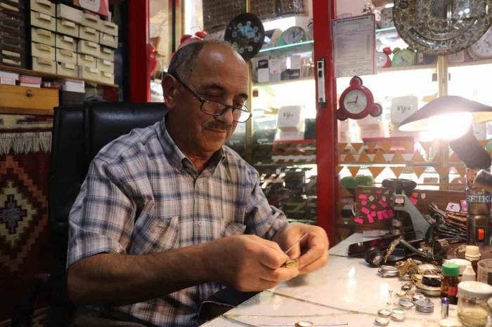 40 Yıllık Saat Tamircisi 20 Yıldır Emanet Bırakılan Saatin Sahibini Bekliyor