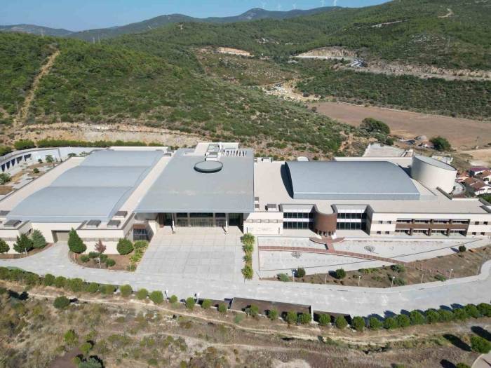 Kuşadası Efes Kongre Merkezi Çürümeye Devam Ediyor