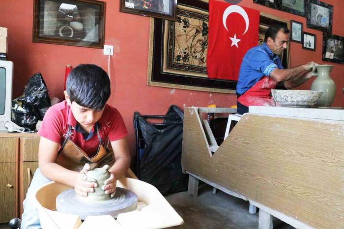 Oğullarıyla Birlikte Baba Mesleği Çömlekçiliği Yaşatıyor