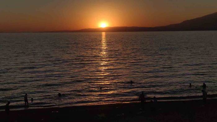 Van Gölü’nde Gün Batımına Karşı Yüzme Keyfi