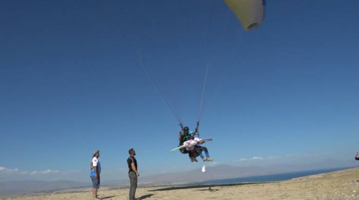 Baba Ve Oğul Yamaç Paraşütüyle ‘erciş İl Olsun’ Pankartı Açtı