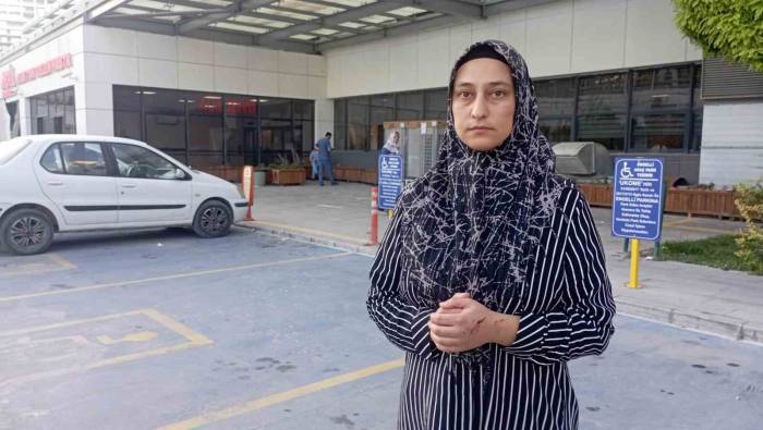 Kaldırımda Yürürken Üstlerine Beton Parçaları Düşen Baba Ve Kızı Yaralandı