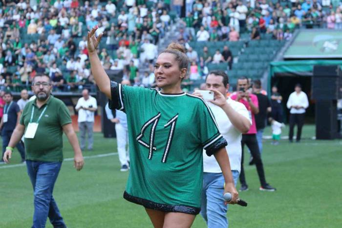 Demet Akalın, Kocaelispor İçin Stadyumda Konser Verdi