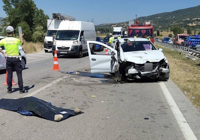 Otomobil Bariyere Çarptı: 10 Yaşındaki Çocuk Öldü, 4 Kişi Yaralandı